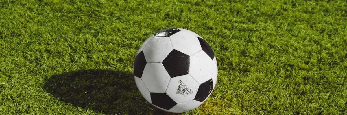 世界杯决赛精彩瞬间 - 球员激烈争抢足球