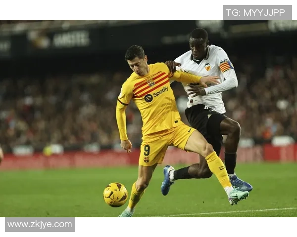 球星情史揭秘：从绿茵场到情感世界，他们的爱情故事与足球生涯如何交织