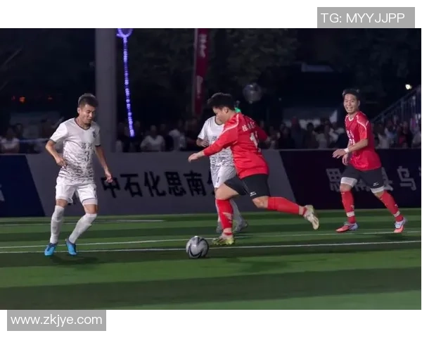 《综艺节目热议足球球星精彩表现 观众讨论激烈引发话题》