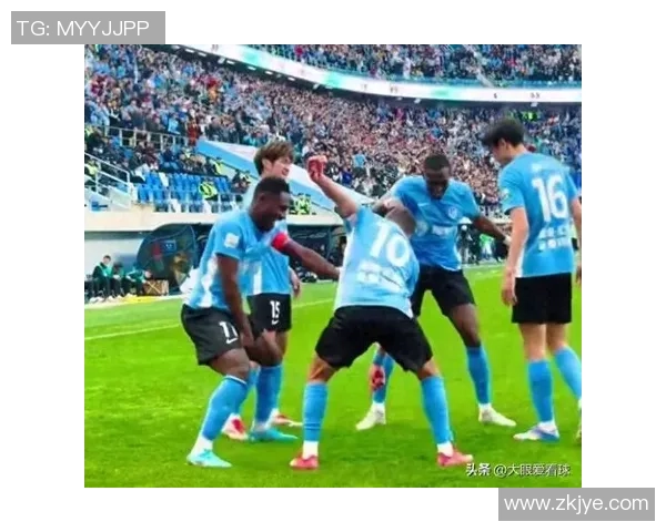 某球星足球场惊现跪地滑行一圈瞬间引发全场热议与掌声